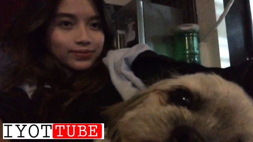 Saksi Ang Kanyang Doggie sa Kalaswaan na Ginawa ni Mommy